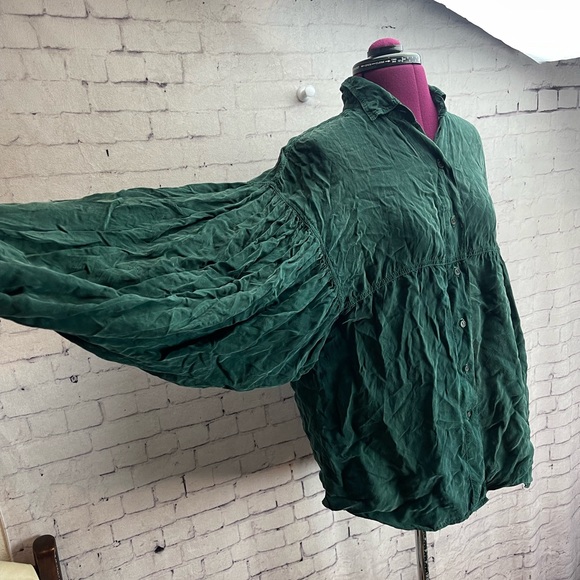 Tianello dark green button down blouse with large sleeves size medium - Picture 2 of 6